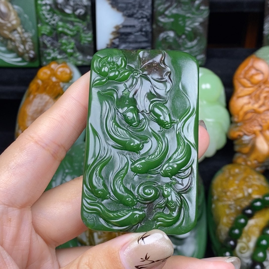 和田玉颈饰未镶嵌酩**心