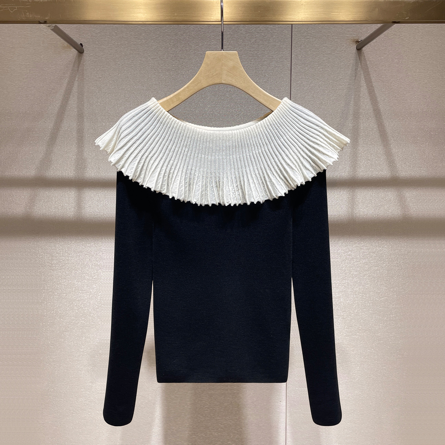 秋冬韩系上衣2025冬季新款法式撞色荷叶边一字肩修身气质针织衫女