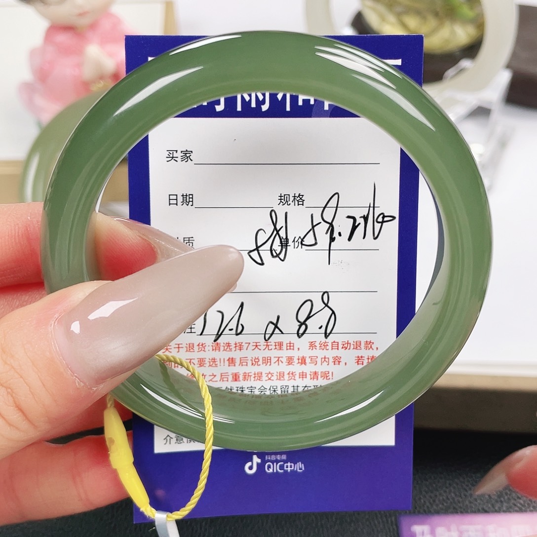 自***在和田玉未镶嵌手镯