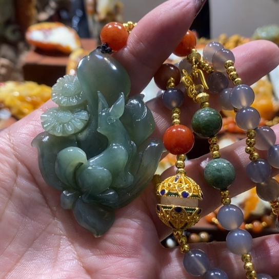 皓***奶蛇纹石玉未镶嵌颈饰