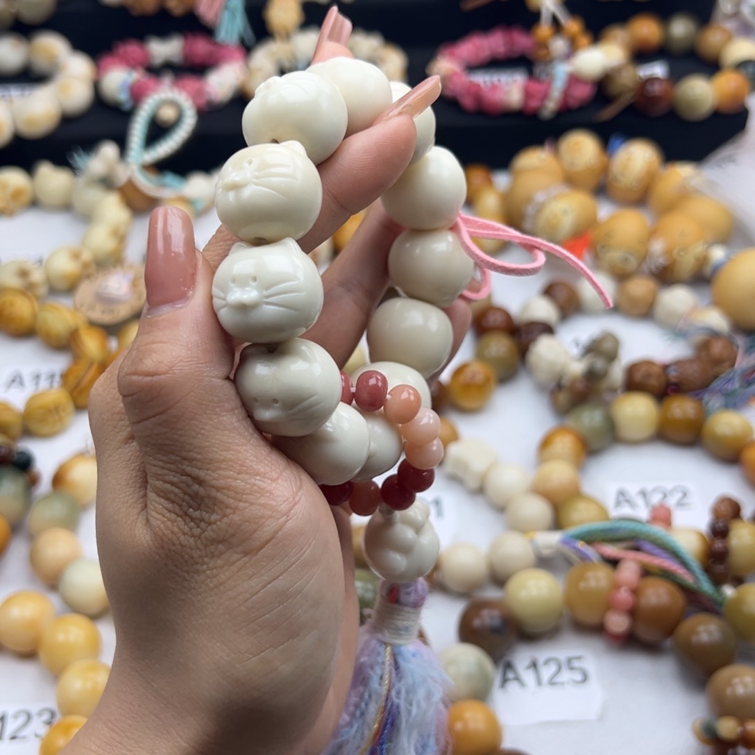 白玉菩提吊坠手持猫咪