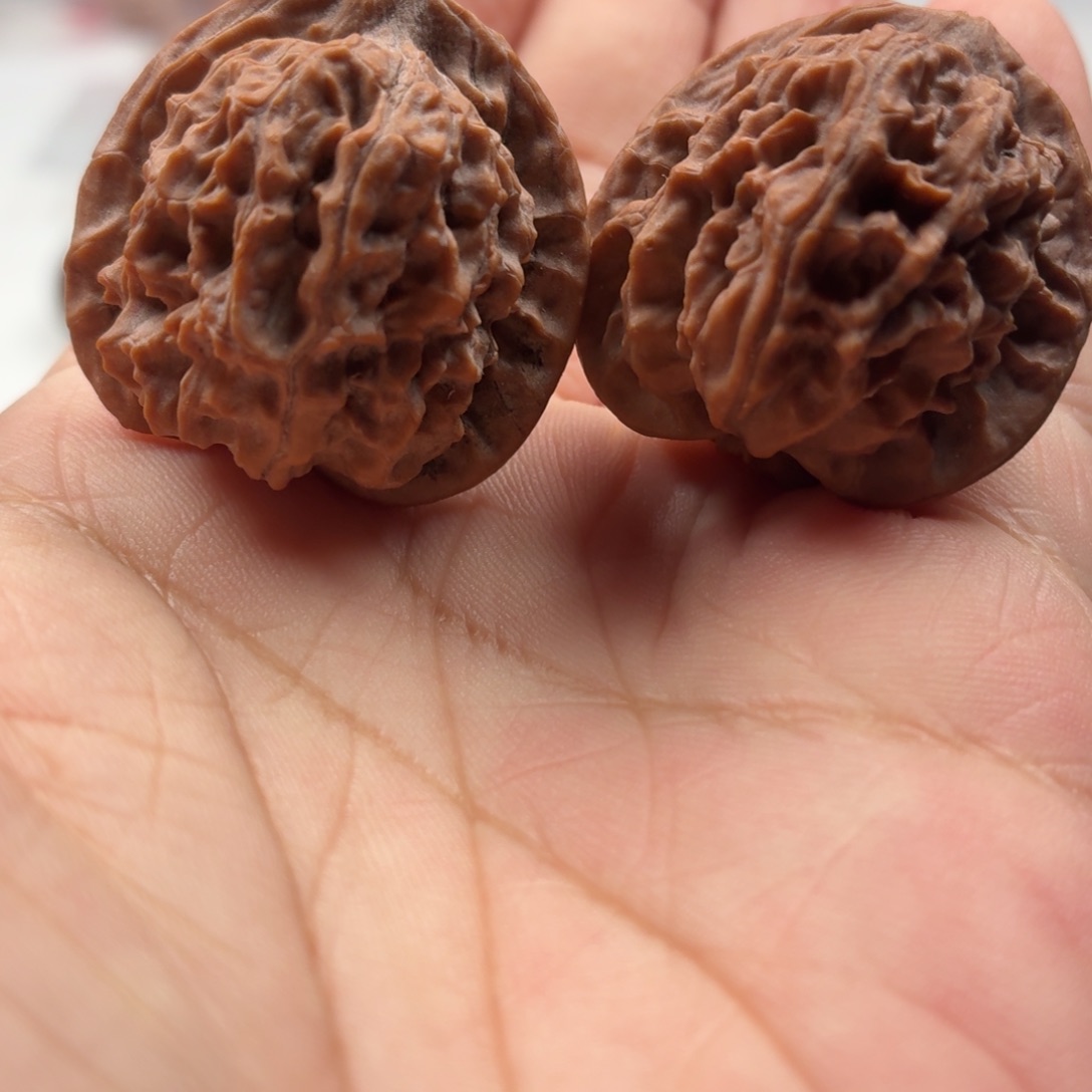 文玩核桃吊坠孔雀