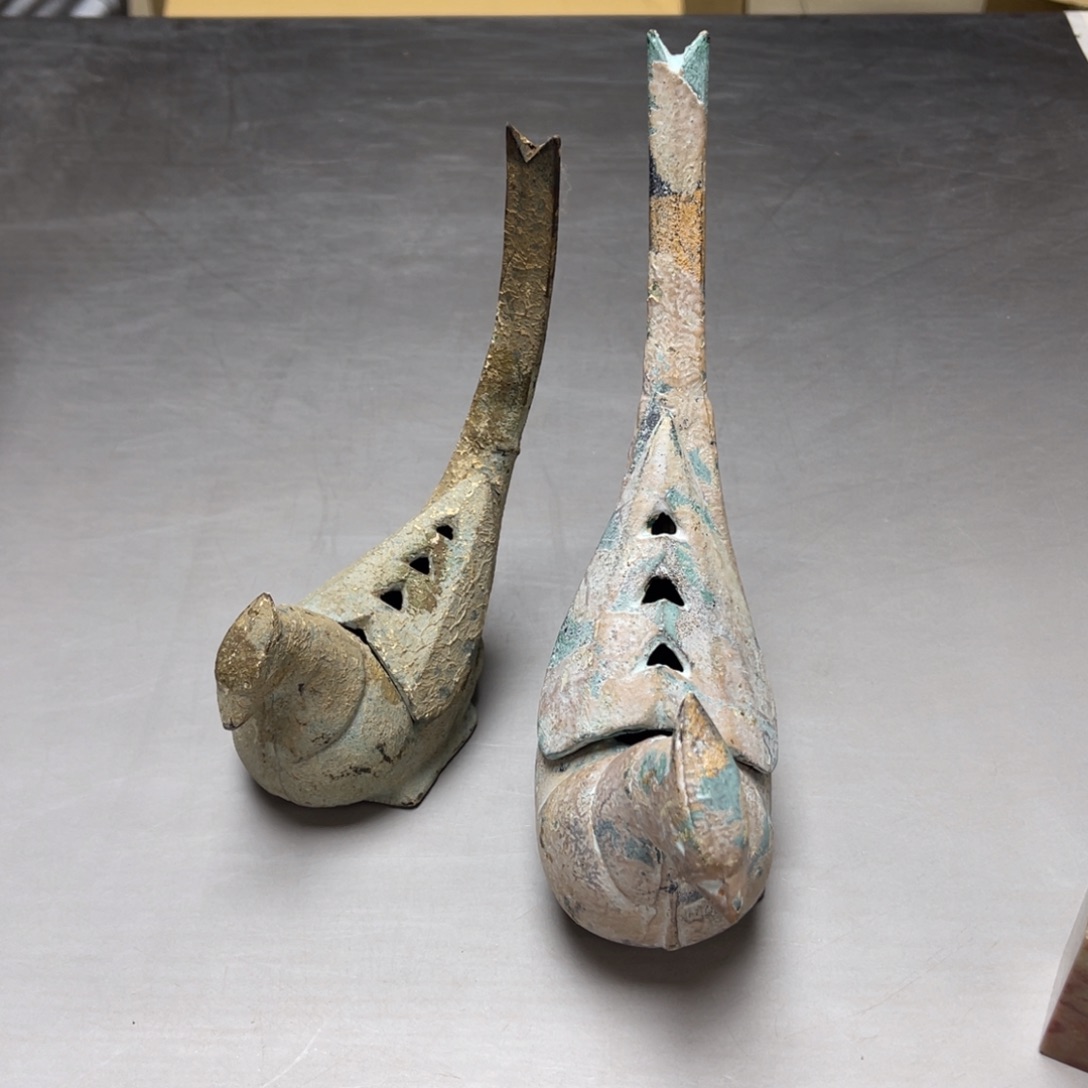 瓷片密密麻麻地排列着一个