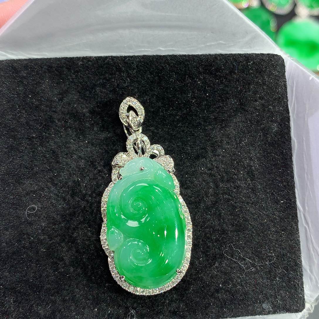 翡翠吊坠(赠链)18K金镶嵌