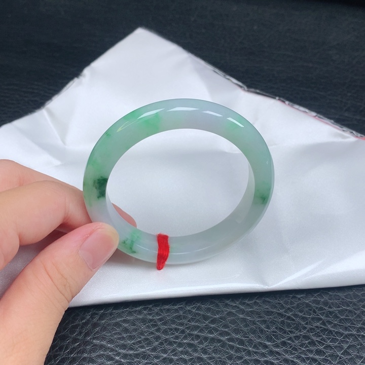 翡翠手镯未镶嵌。
