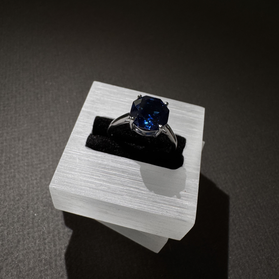 玫瑰精切丝绒感浓郁色标级托帕戒指