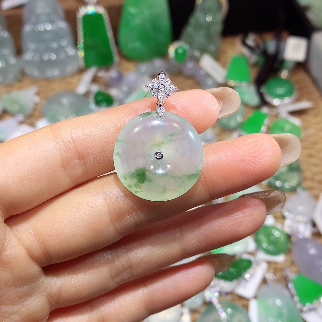 翡翠18K金镶嵌颈饰扣