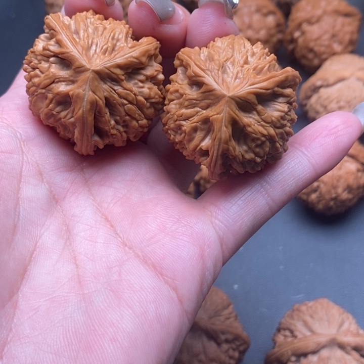 文玩核桃吊坠世****在三棱