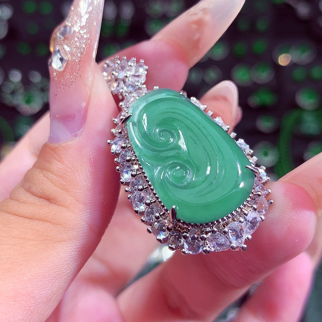 翡翠未镶嵌颈饰挂件