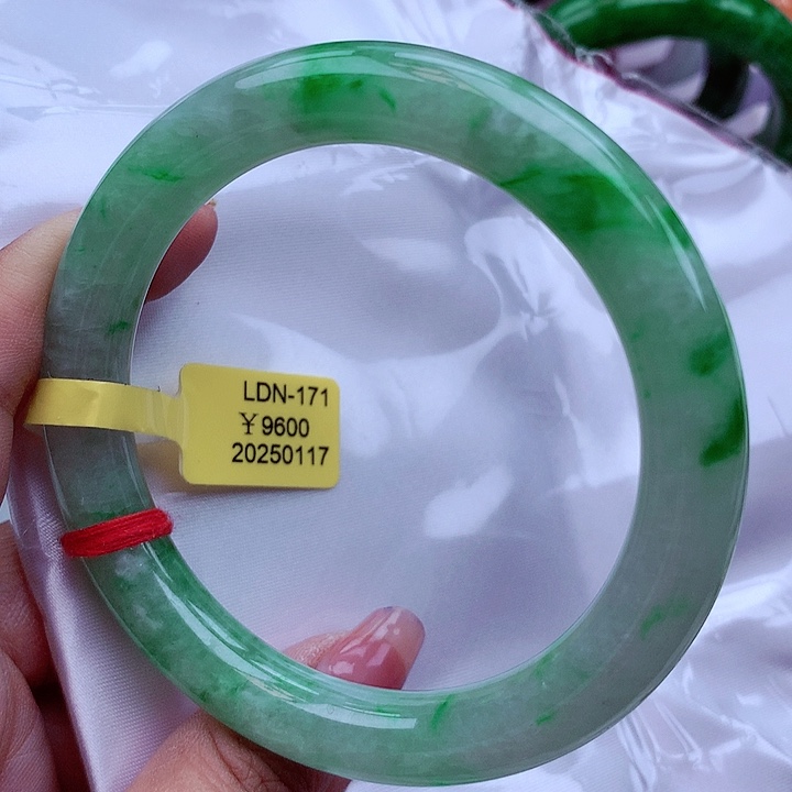 翡翠手镯未镶嵌翡翠