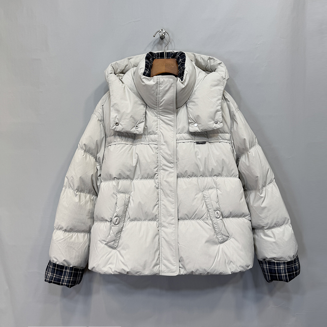 YRSZS05A麦寻2025冬时尚撞色连帽短款羽绒服女浅灰色拼接外套