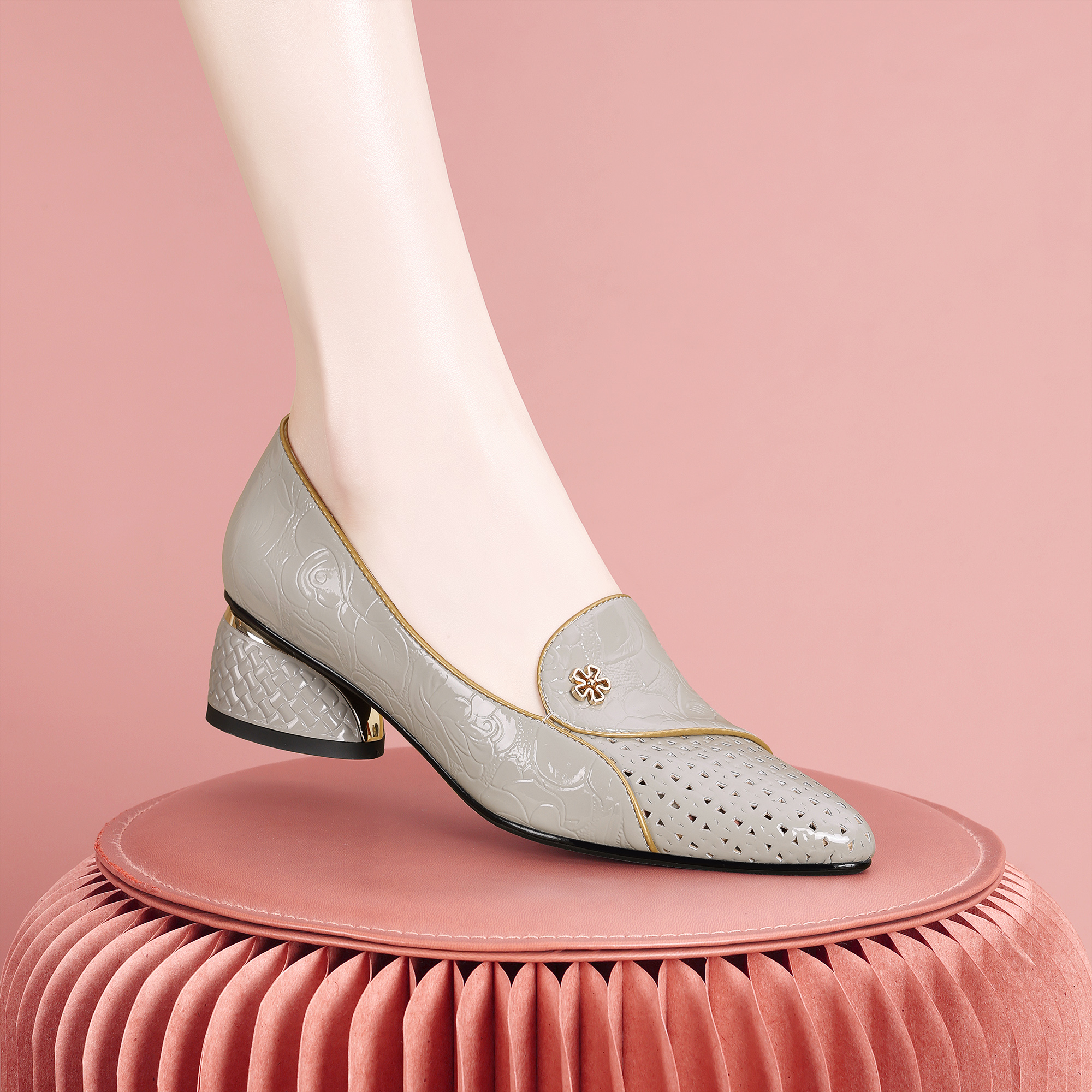 梵芮诗2025春夏新款尖头镂空轻便气质耐穿粗跟低跟女单鞋-J2004