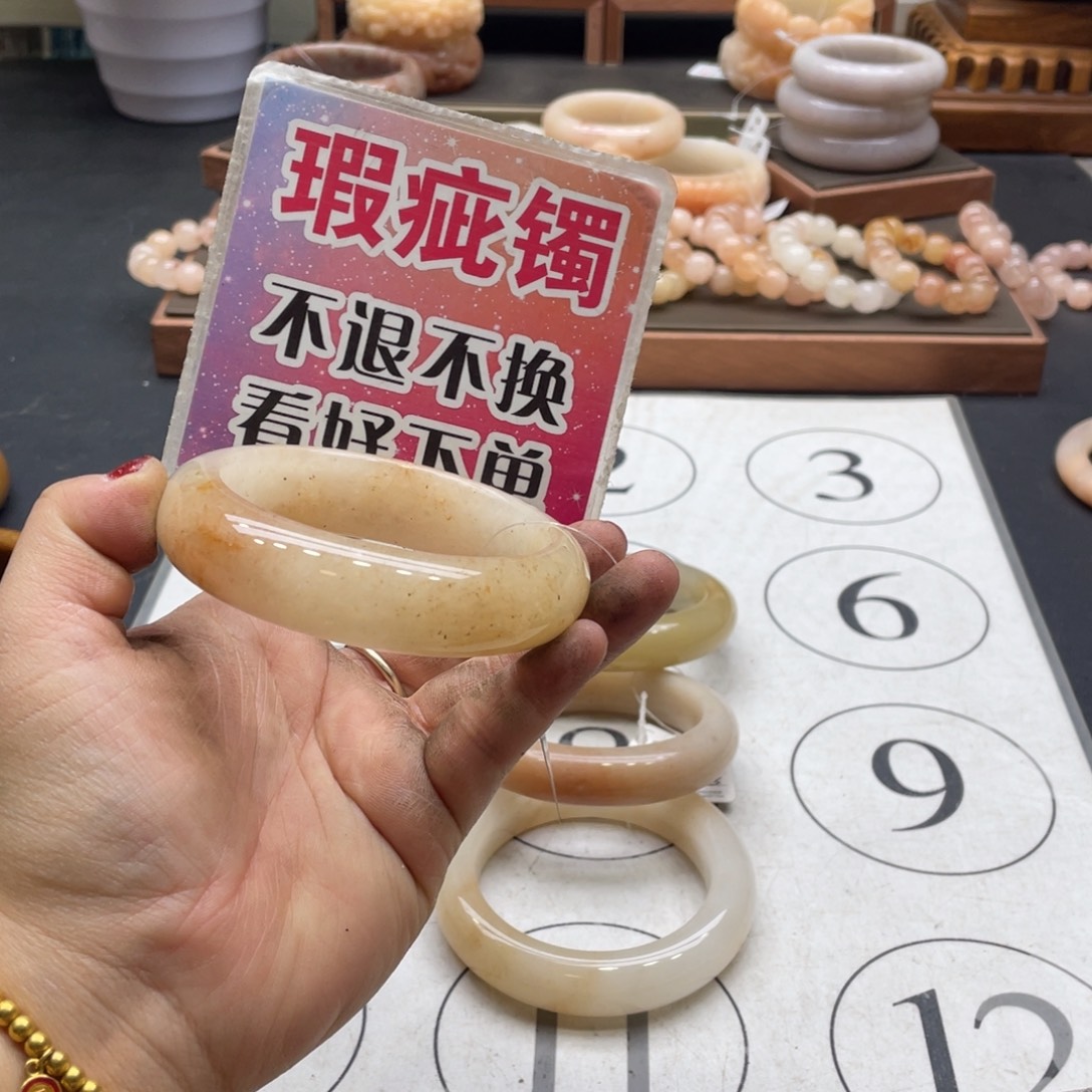 用***8石英岩玉未镶嵌手镯