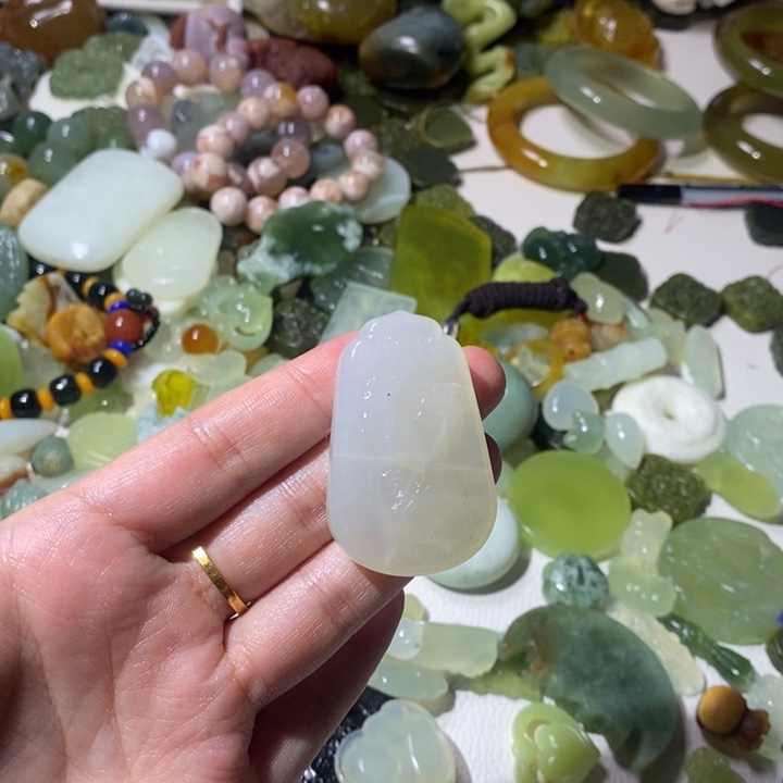 蛇纹石玉合金颈饰鸡