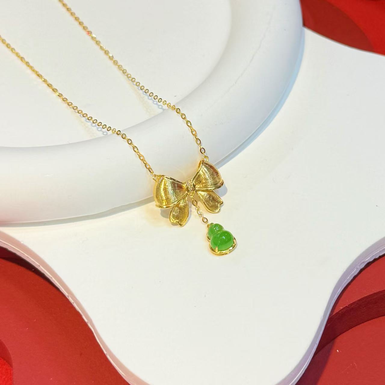 18K金拉丝蝴蝶结镶嵌苹果绿葫芦套链HNZ11222