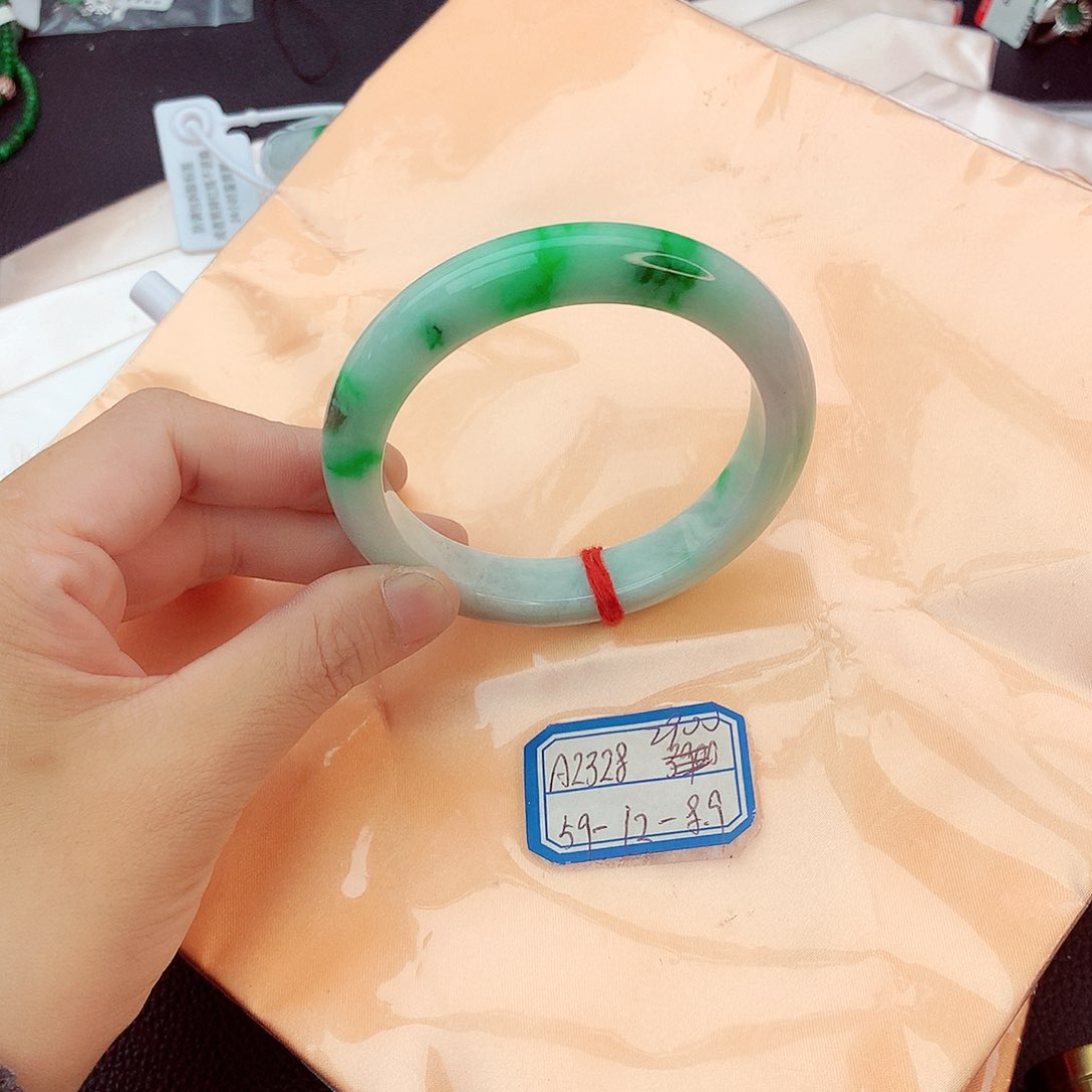 翡翠手镯未镶嵌翡翠