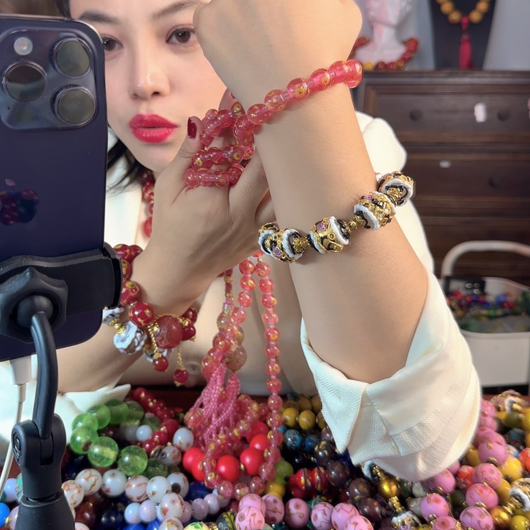 玻璃颈饰老琉璃的故事是一个人的故事吗我