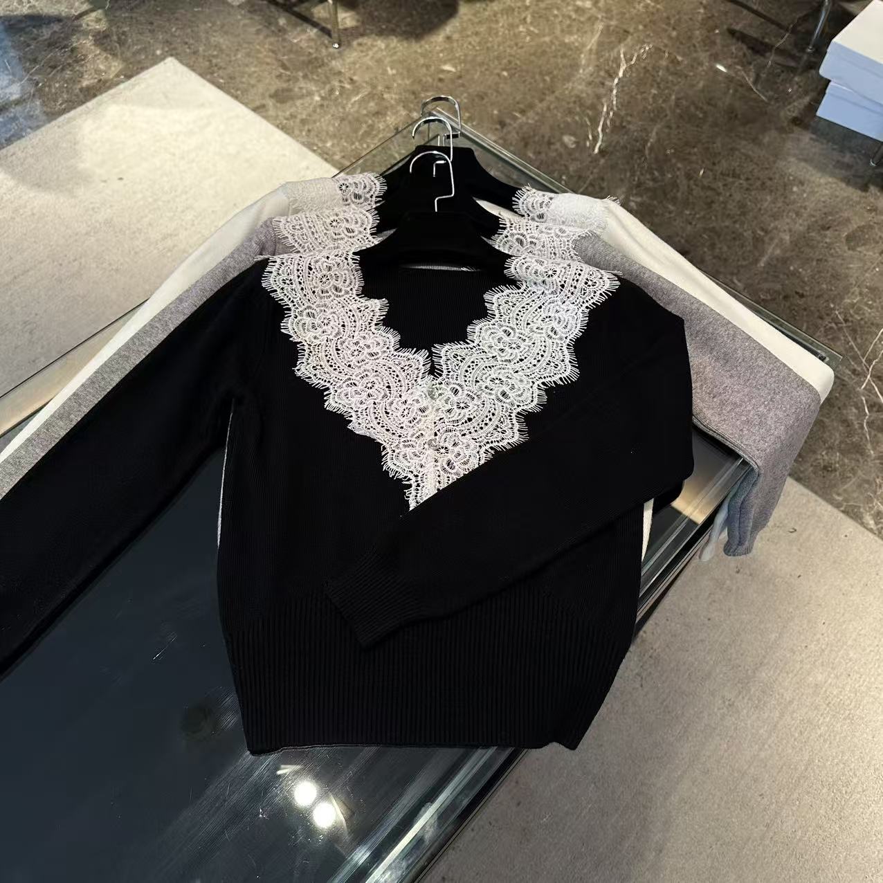 韩系V领蕾丝针织上衣 J000203