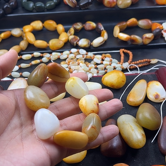 余***生和田玉未镶嵌颈饰