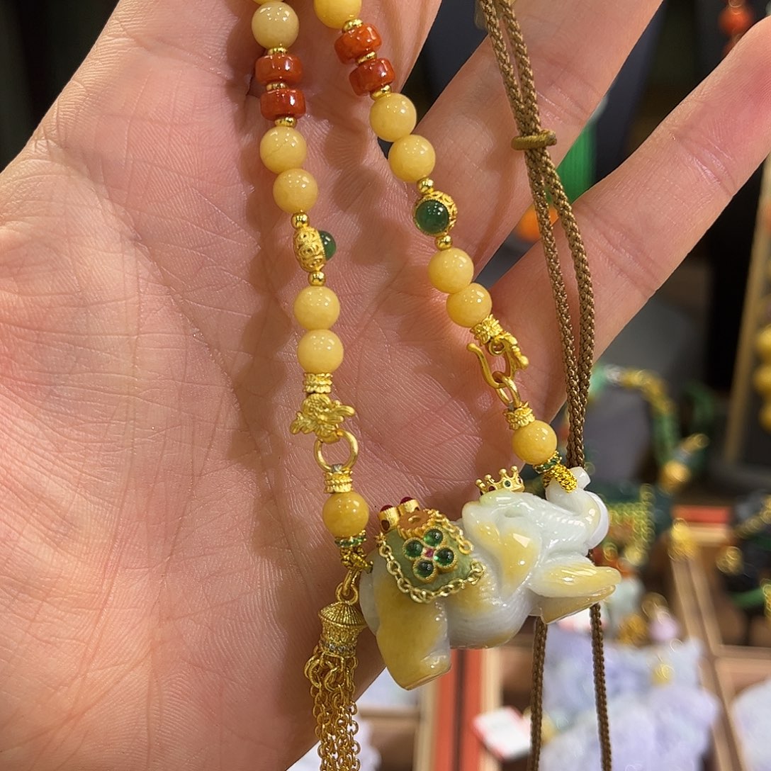 翡翠未镶嵌颈饰吉祥如意