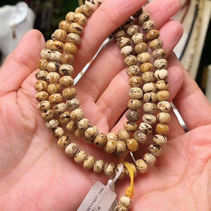 琥珀裸石未镶嵌云*抚顺琥珀