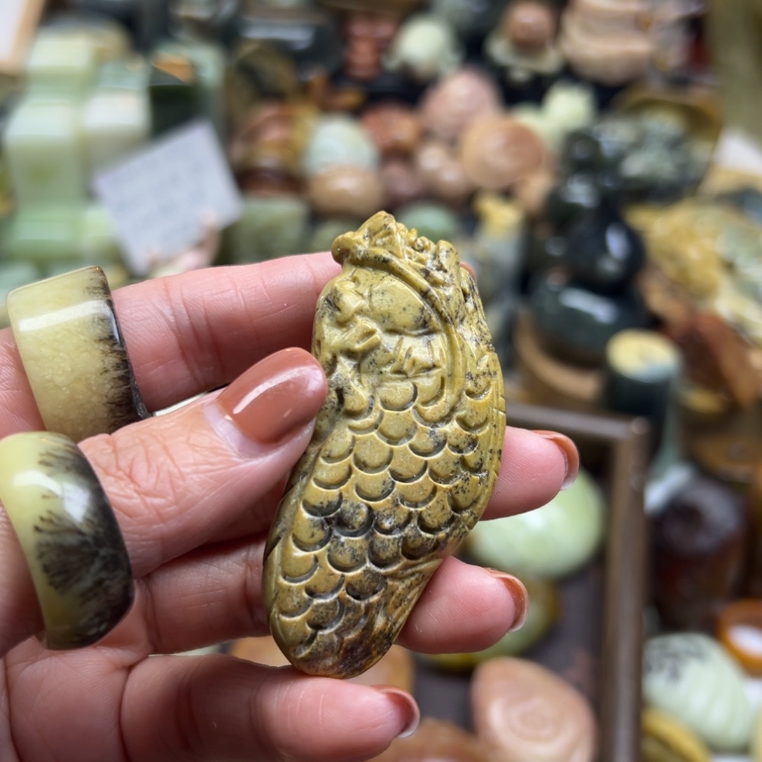 美***荐岫岩河磨玉（透闪石质玉）未镶嵌颈饰河磨玉龙鱼