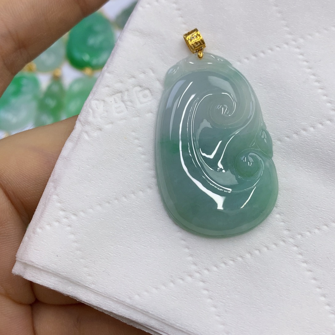 翡翠18K金镶嵌颈饰