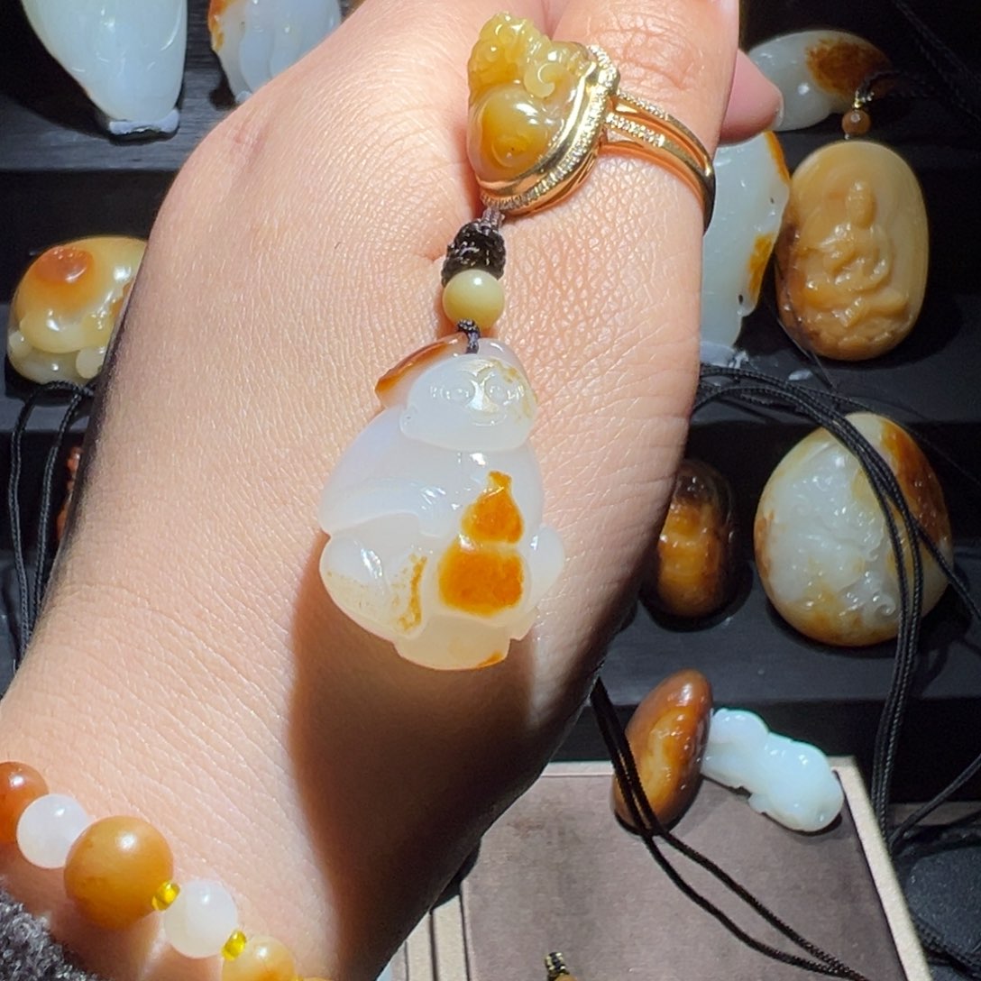 和田玉挂件未镶嵌衣****人