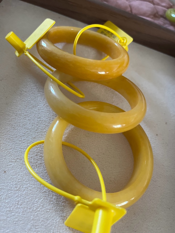 百搭时尚常规款黄龙玉石英质玉手镯