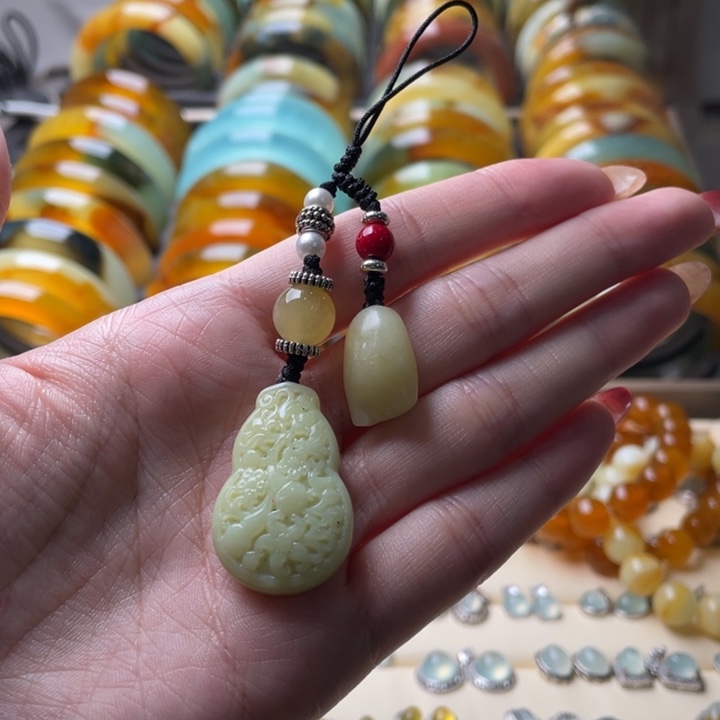 蛇纹石玉手机吊坠未镶嵌