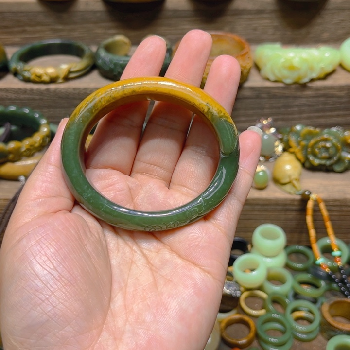 爆****未镶嵌戒指岫岩河磨玉（透闪石质玉）
