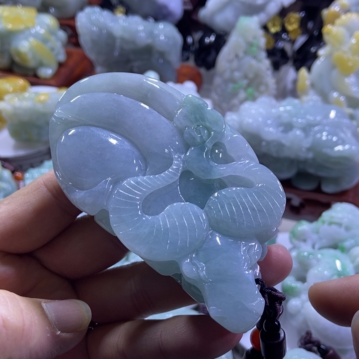 翡翠未镶嵌把件扭转乾坤