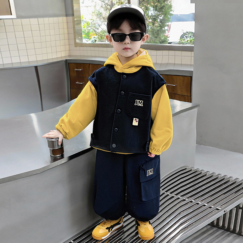 （三件套）男童秋季新款2025儿童绣花字母棉布连帽卫衣马甲裤子套装