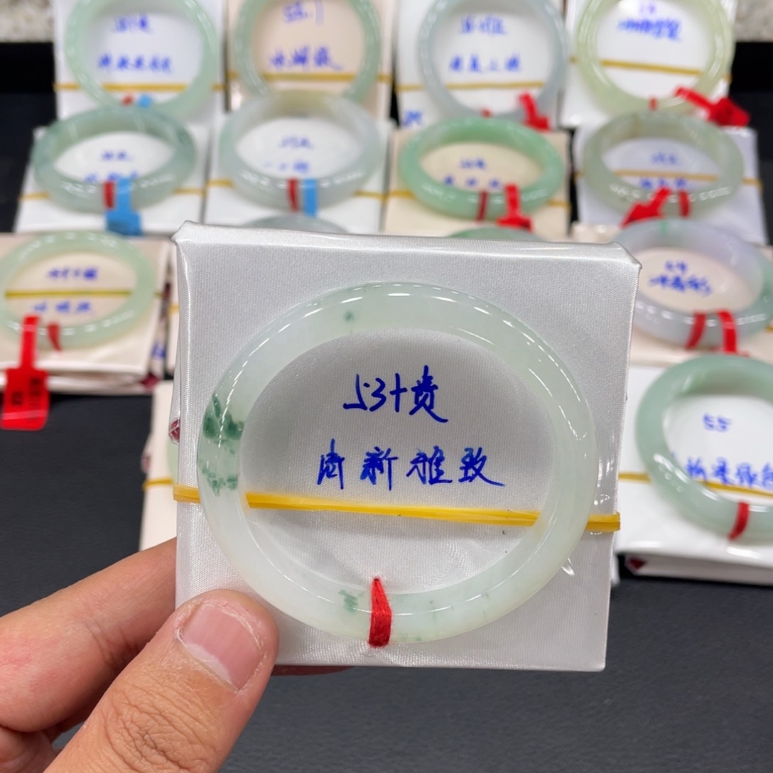 翡翠手镯未镶嵌缅甸翡翠