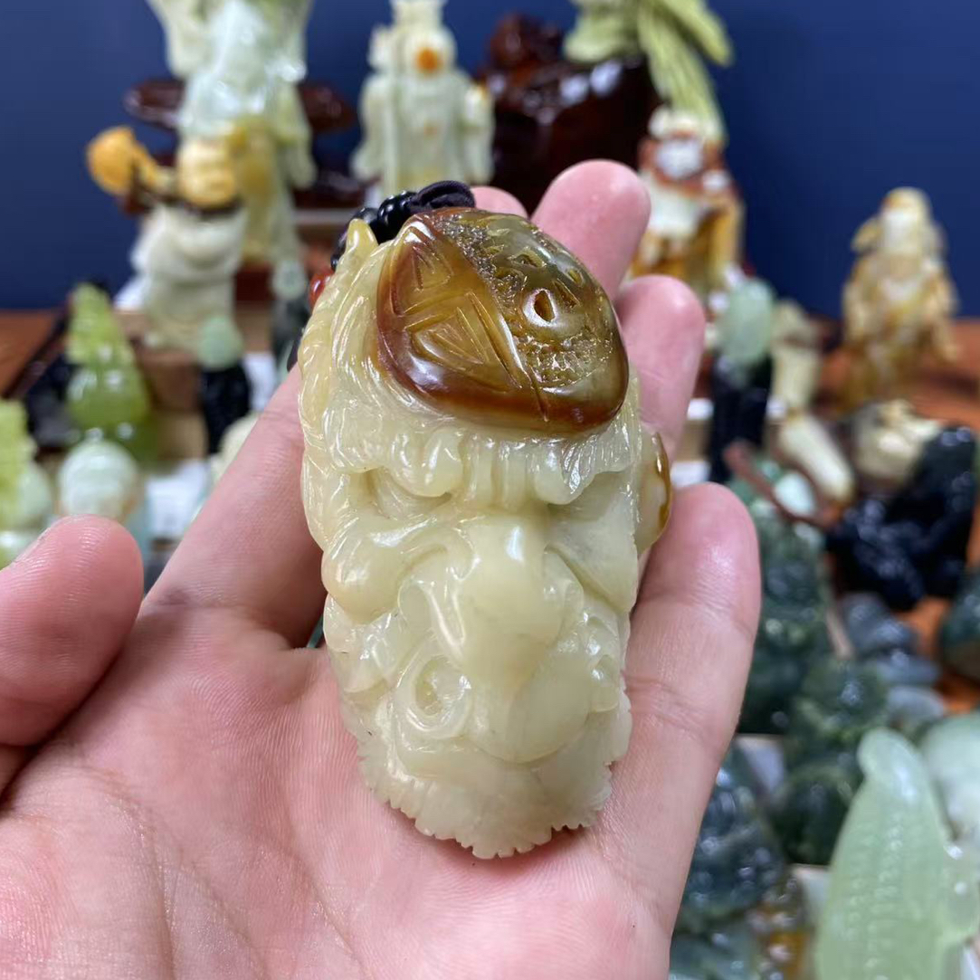 岫玉牛魔王手把件俏色巧雕性价比高.