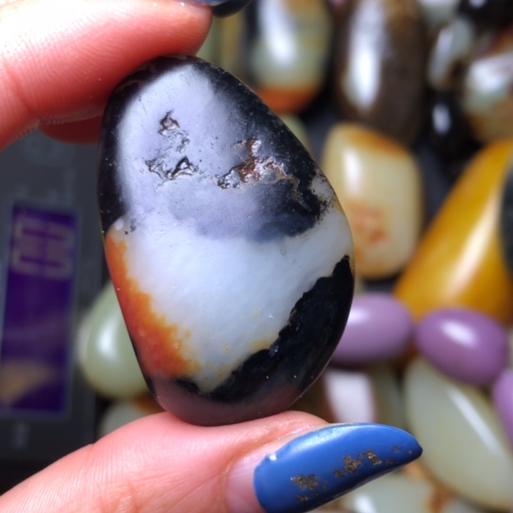 S***依和田玉（翠青玉）未镶嵌珠宝奇石