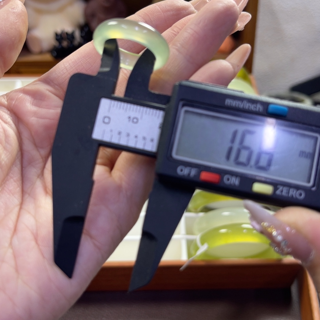 蛇纹石玉未镶嵌手镯270