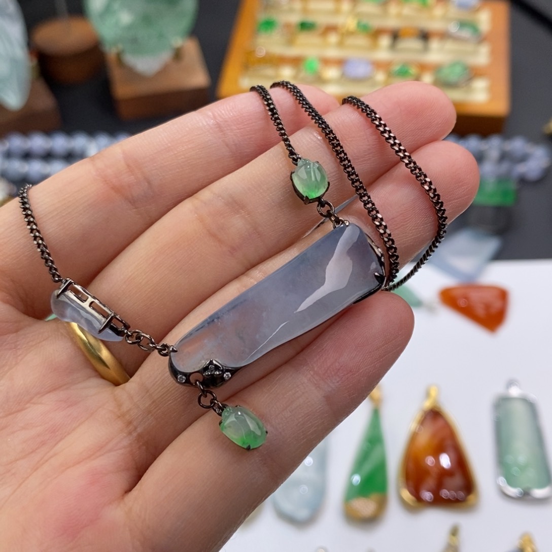 翡翠18K金镶嵌颈饰   冰紫玉衡