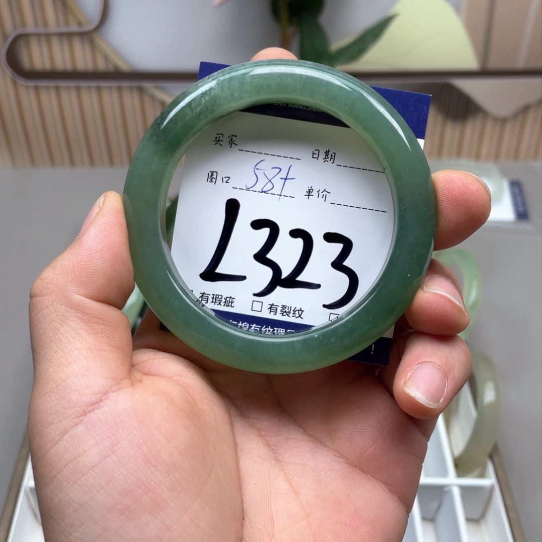 岫玉手镯手镯未镶嵌