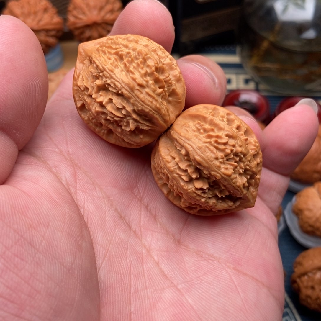 文玩核桃把件雨黄石