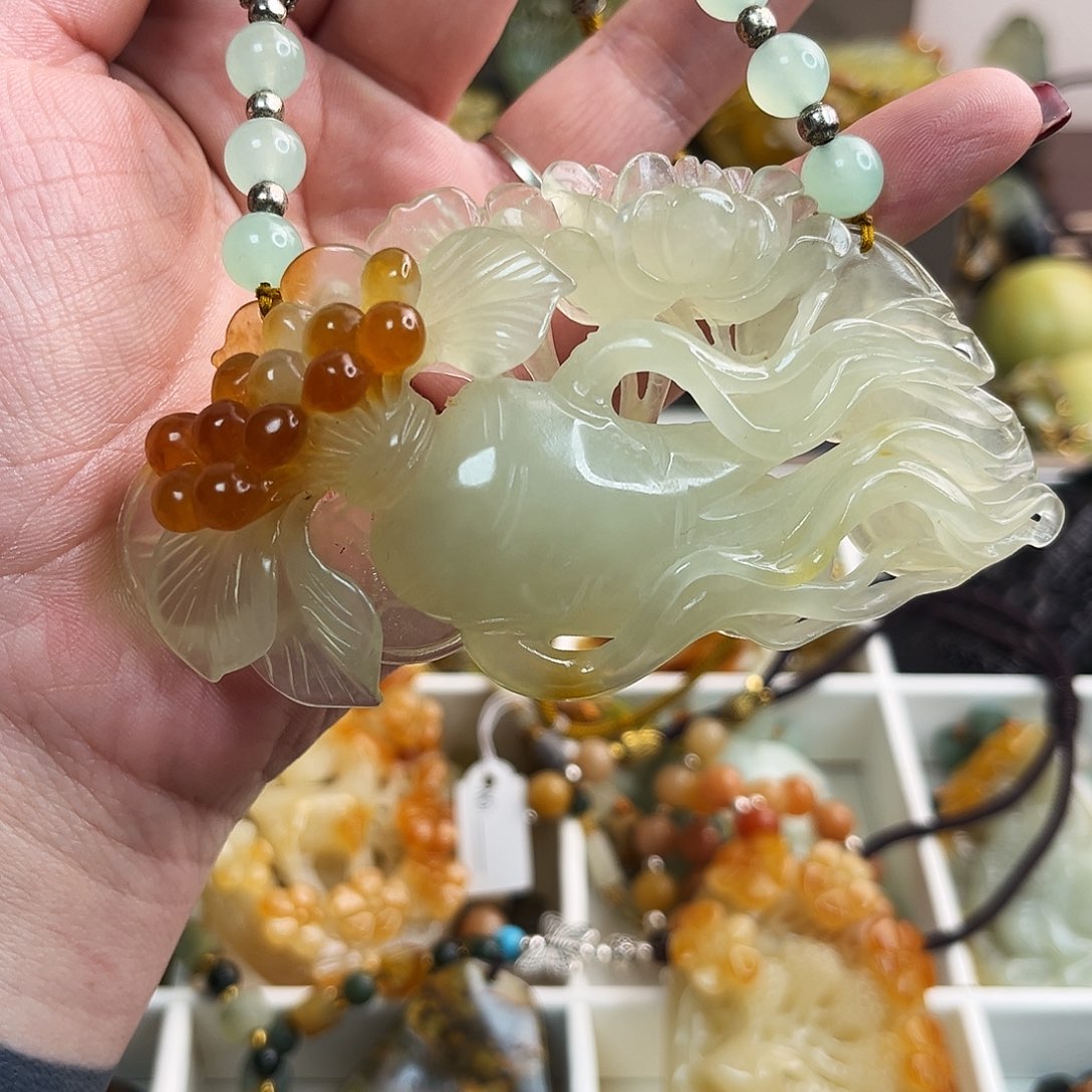 蛇纹石玉颈饰未镶嵌