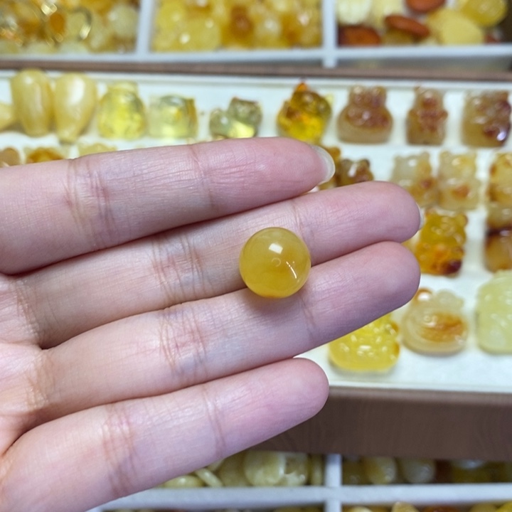 琥珀未镶嵌裸石鸡油黄圆珠