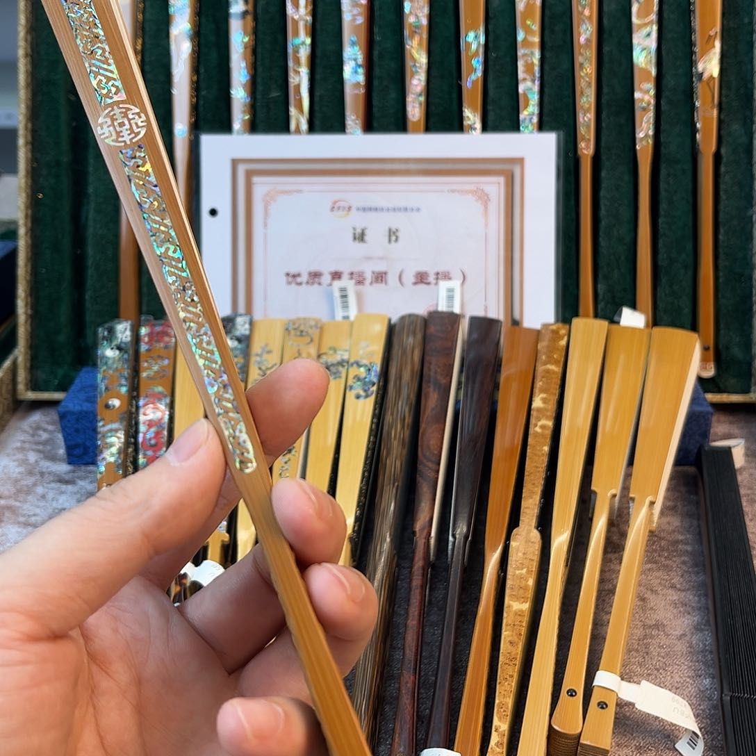 笑***尘扇子手工制作工艺精湛