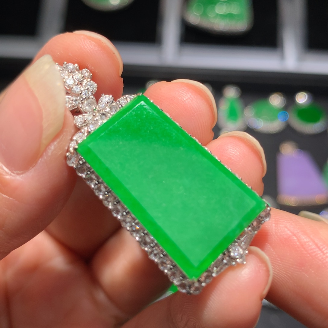 翡翠颈饰18K金镶嵌翡翠