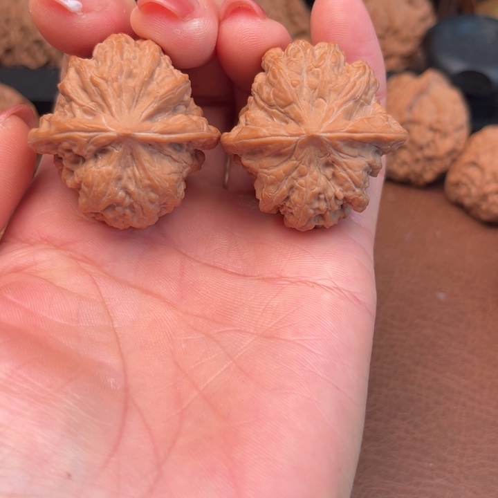 一***破吊坠文玩核桃凹底。