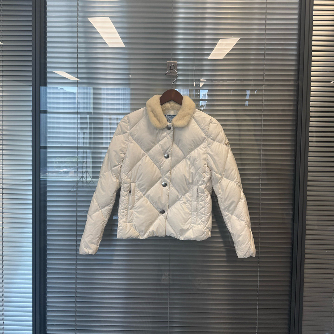 99新 Prada/普拉达 米白色袖标logo毛领羽绒服 99新 #ss6585 38码