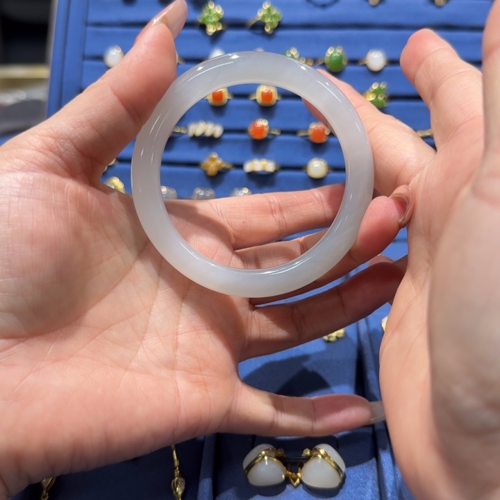 映***红和田玉未镶嵌手镯