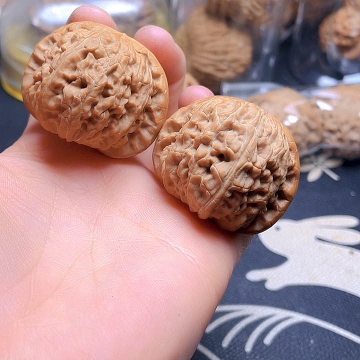 文玩核桃吊坠闷白一对