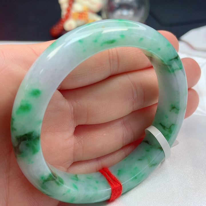 翡翠手镯未镶嵌55圈