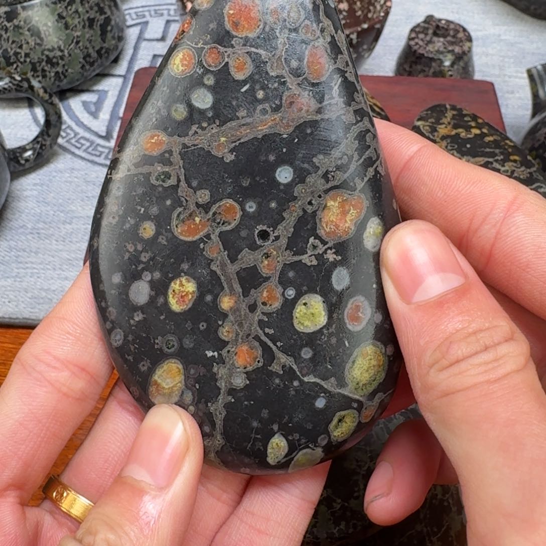 梅*朵梅花玉微瑕手把件